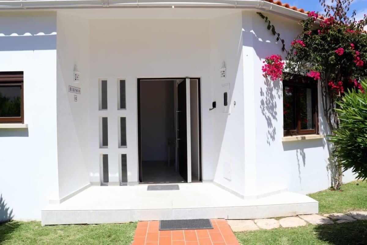 Villa Hibiscus, Great Location In Vilamoura, Lush Green Lawns And Garden クアルテイラ エクステリア 写真