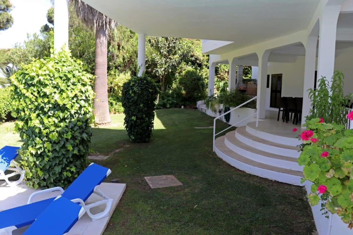 Villa Hibiscus, Great Location In Vilamoura, Lush Green Lawns And Garden クアルテイラ エクステリア 写真